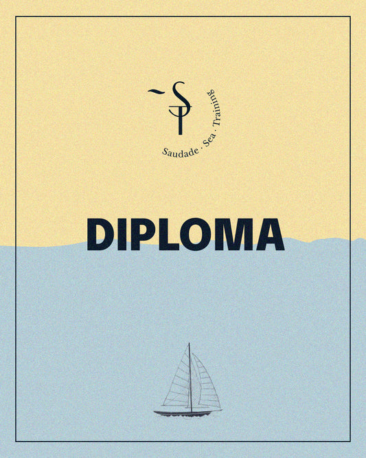 Diploma A: Formación Integral en Navegación con el texto "Saudade Sea Training" en la parte superior, la palabra "DIPLOMA" en el centro y la ilustración de un velero en la parte inferior sobre un fondo bicolor, representando una formación integral en seguridad marítima.